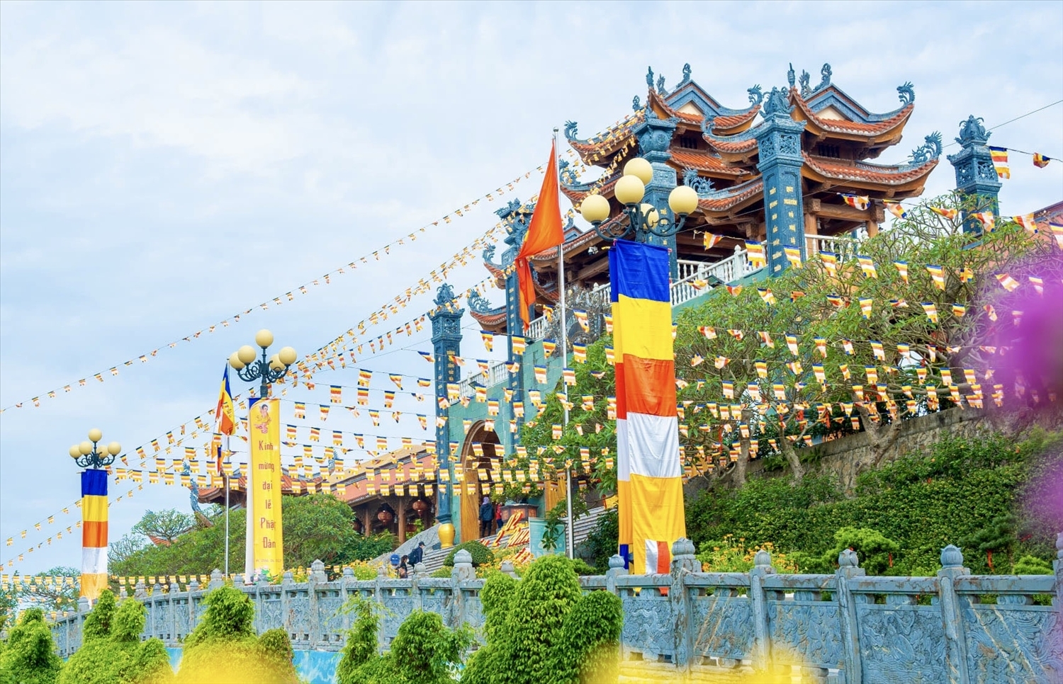 Chùa Ba Vàng trong ngày Đại lễ Phật đản